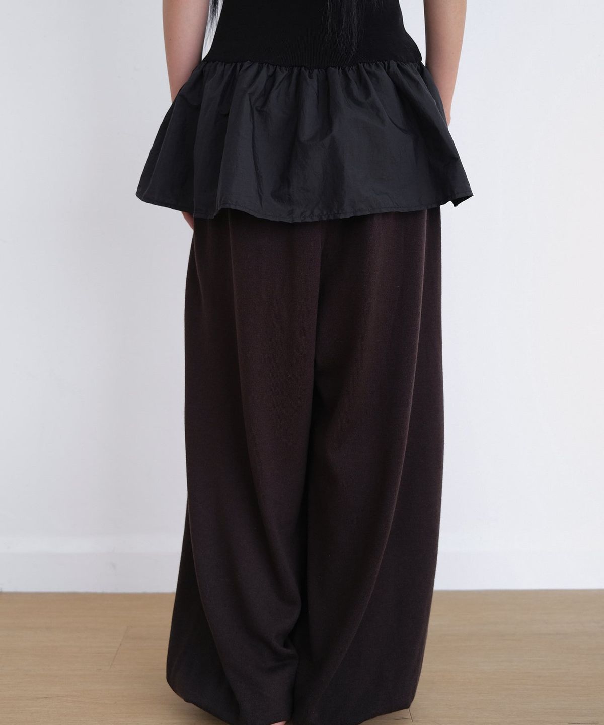 오오티엔(OOTN) PEPLUM KNIT CAMISOLE [BLACK]