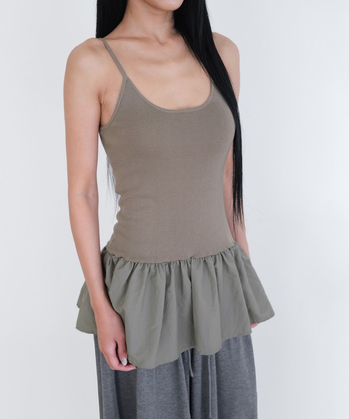 오오티엔(OOTN) PEPLUM KNIT CAMISOLE [KHAKI]