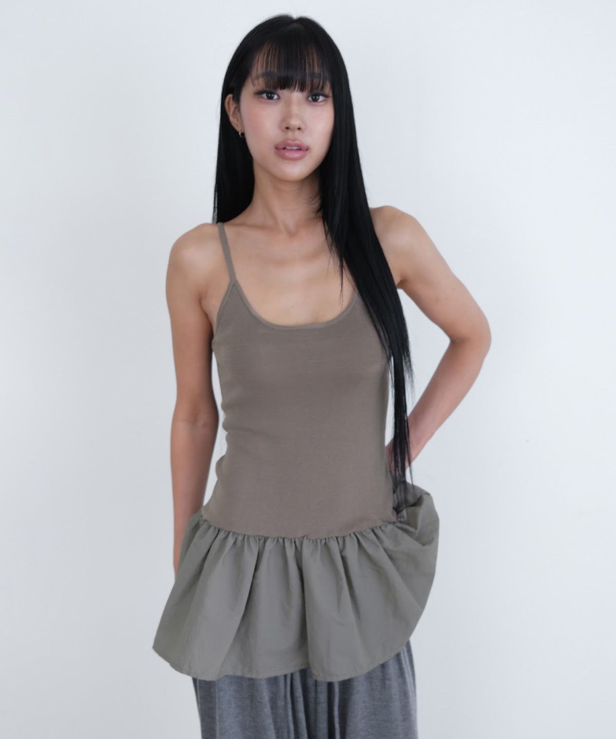 오오티엔(OOTN) PEPLUM KNIT CAMISOLE [KHAKI]