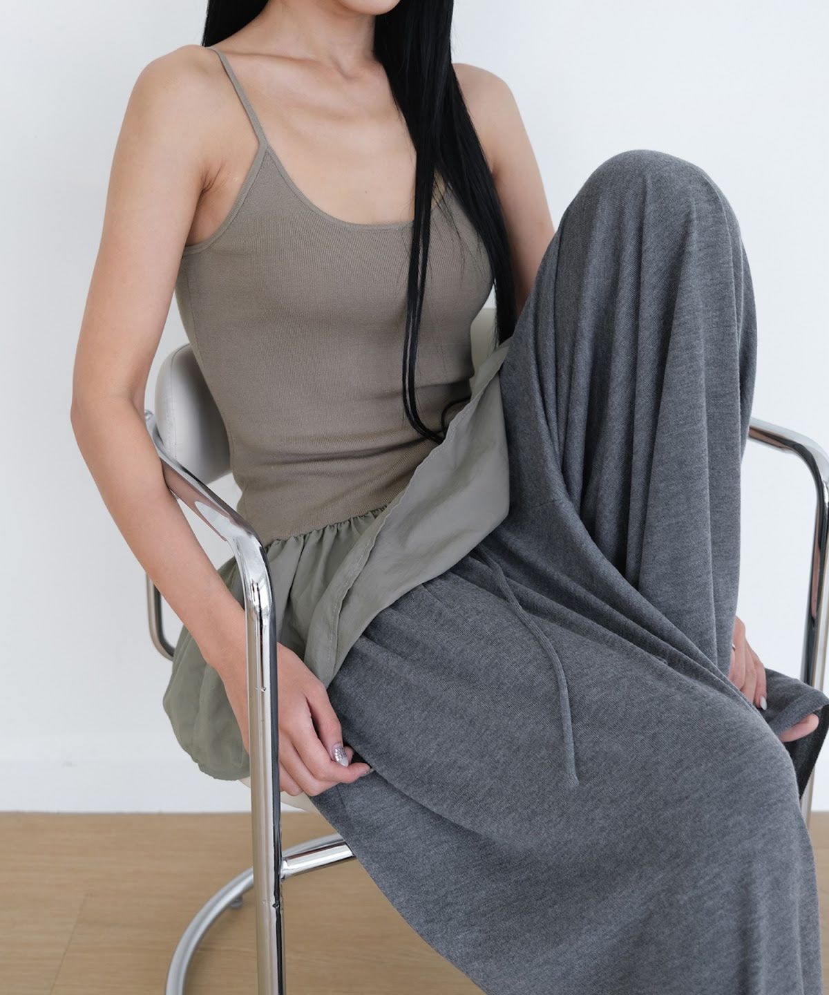 오오티엔(OOTN) PEPLUM KNIT CAMISOLE [KHAKI]