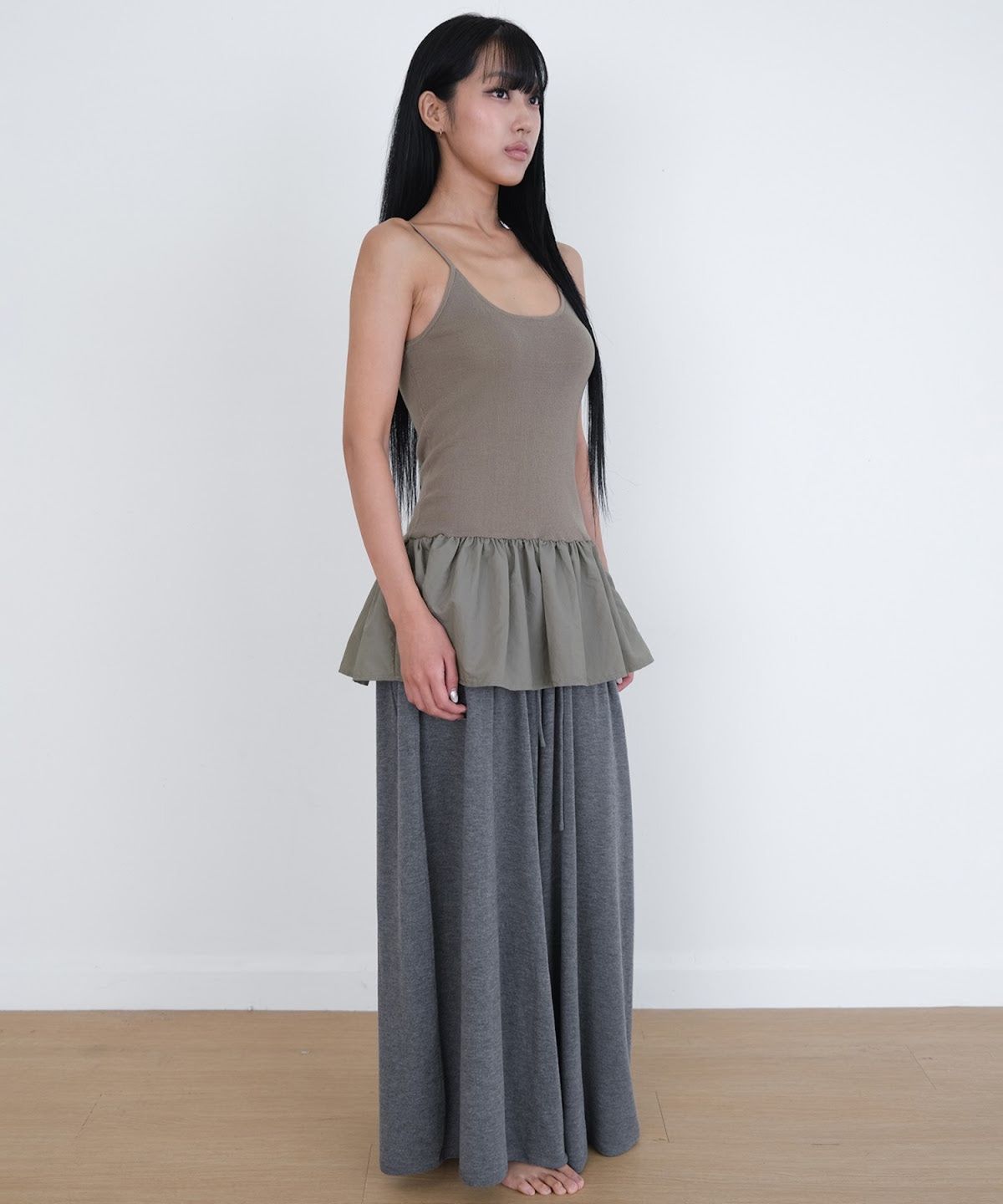 오오티엔(OOTN) PEPLUM KNIT CAMISOLE [KHAKI]