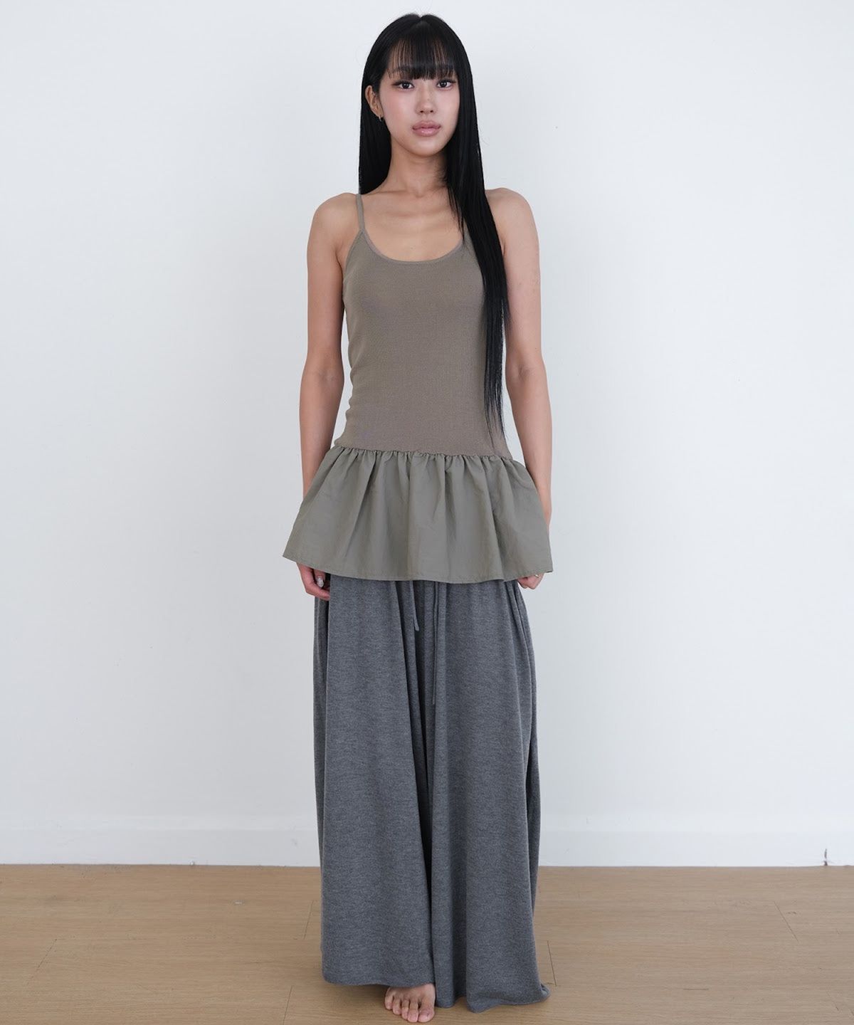 오오티엔(OOTN) PEPLUM KNIT CAMISOLE [KHAKI]