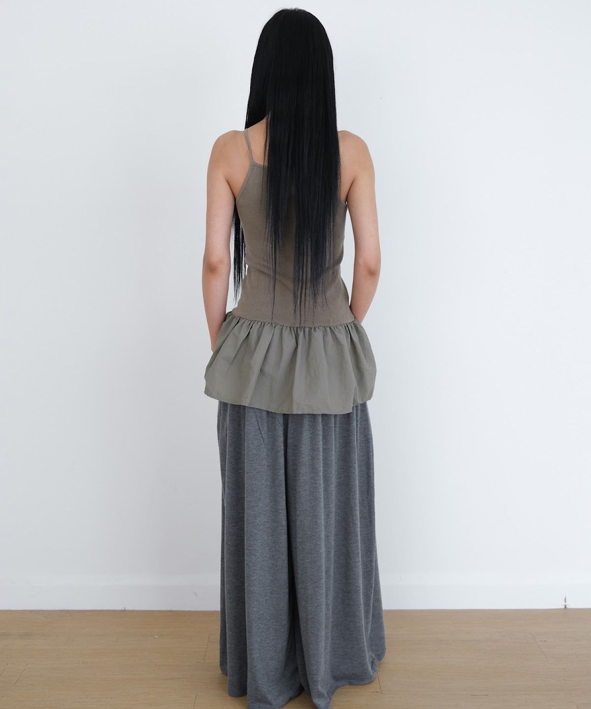 오오티엔(OOTN) PEPLUM KNIT CAMISOLE [KHAKI]