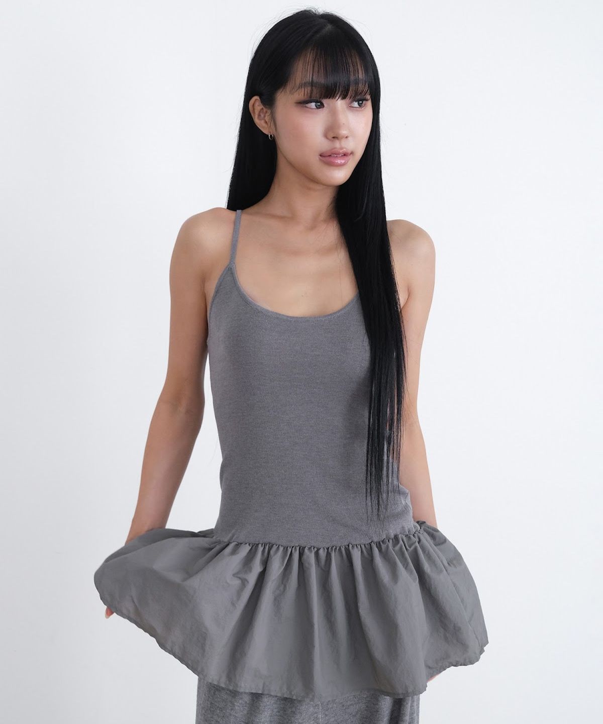 오오티엔(OOTN) PEPLUM KNIT CAMISOLE [GREY]