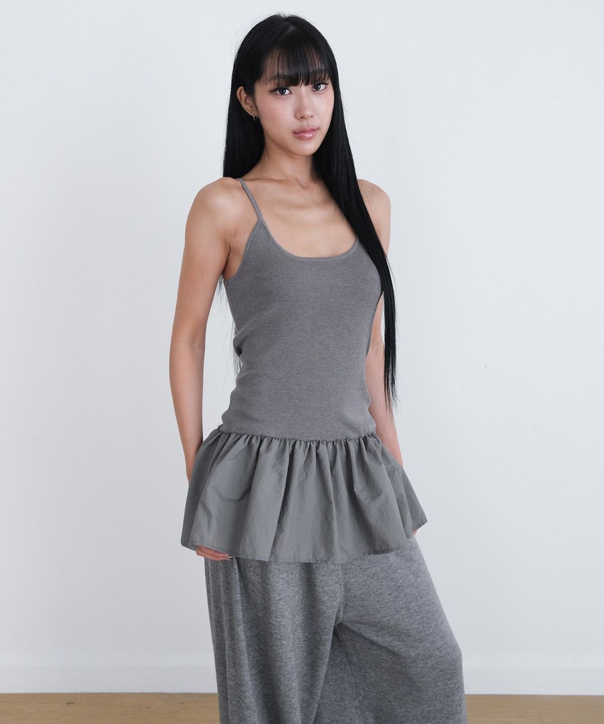 오오티엔(OOTN) PEPLUM KNIT CAMISOLE [GREY]