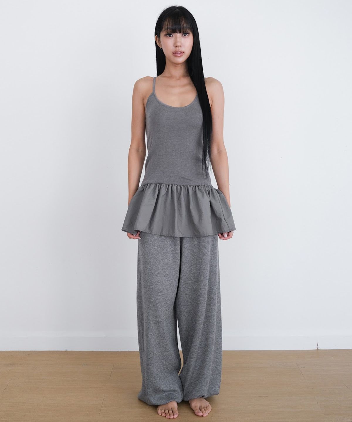 오오티엔(OOTN) PEPLUM KNIT CAMISOLE [GREY]