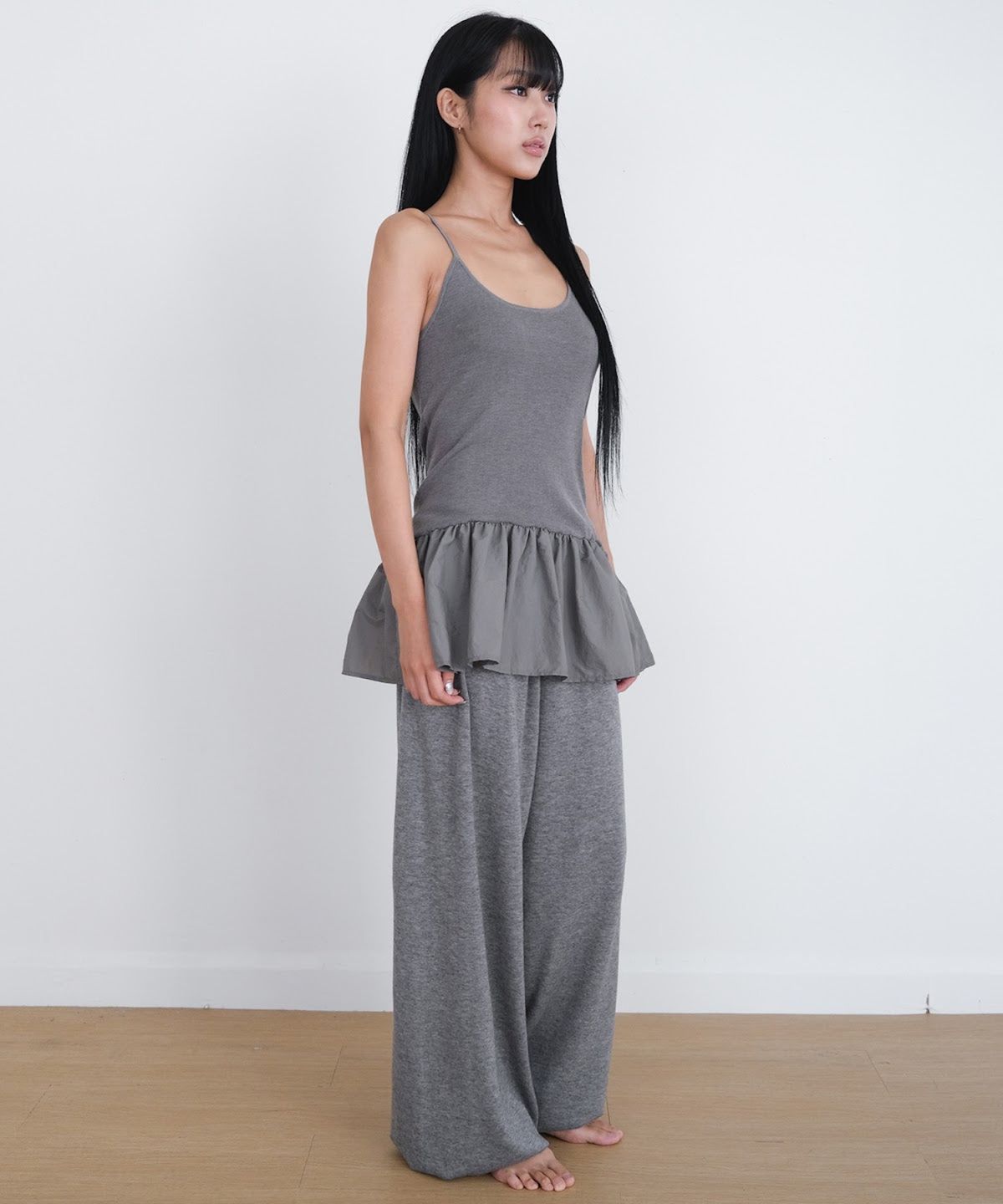 오오티엔(OOTN) PEPLUM KNIT CAMISOLE [GREY]