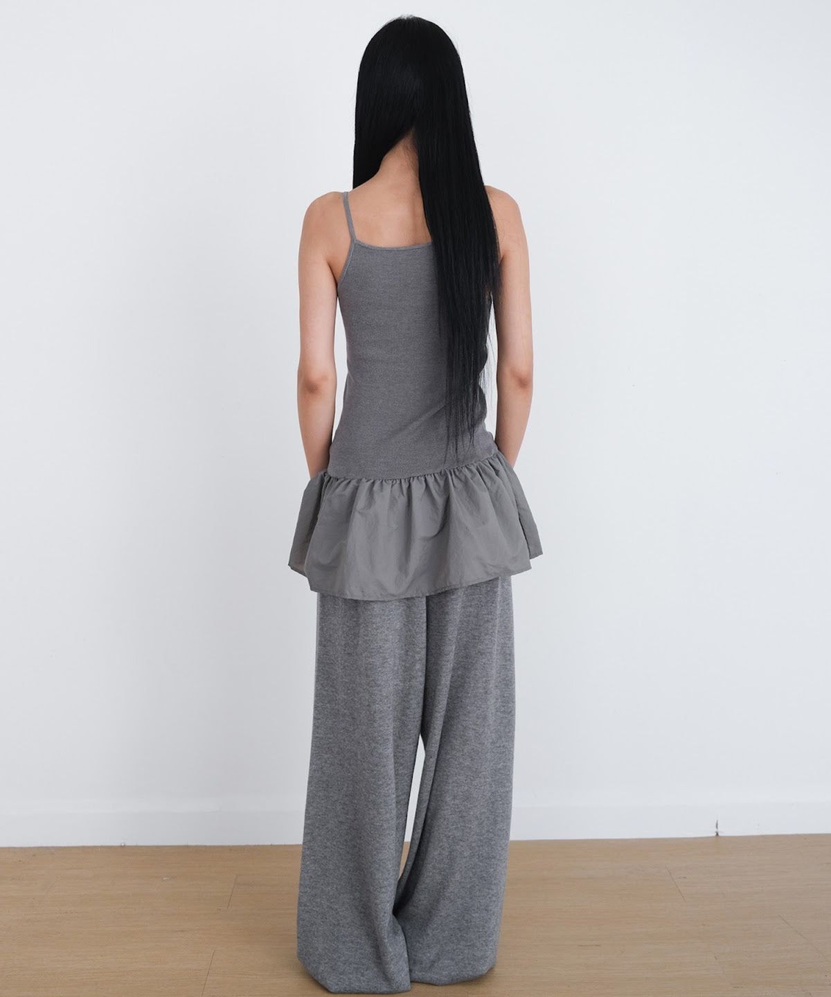오오티엔(OOTN) PEPLUM KNIT CAMISOLE [GREY]