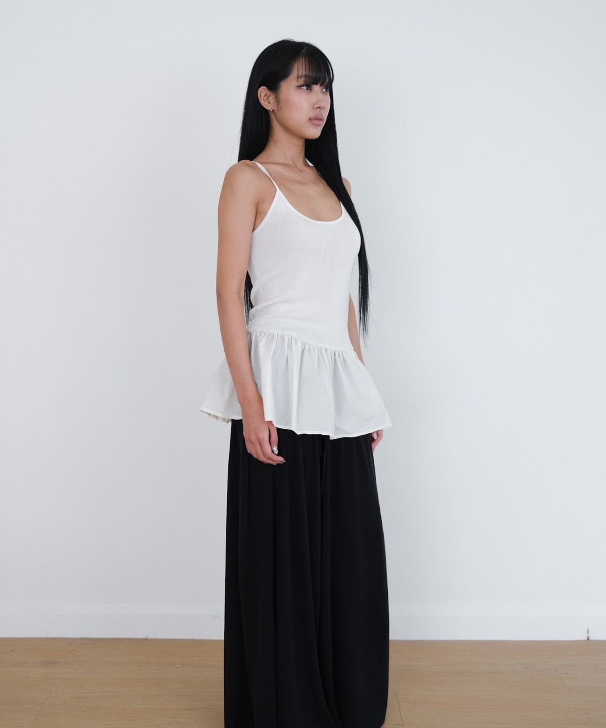 오오티엔(OOTN) PEPLUM KNIT CAMISOLE [IVORY]