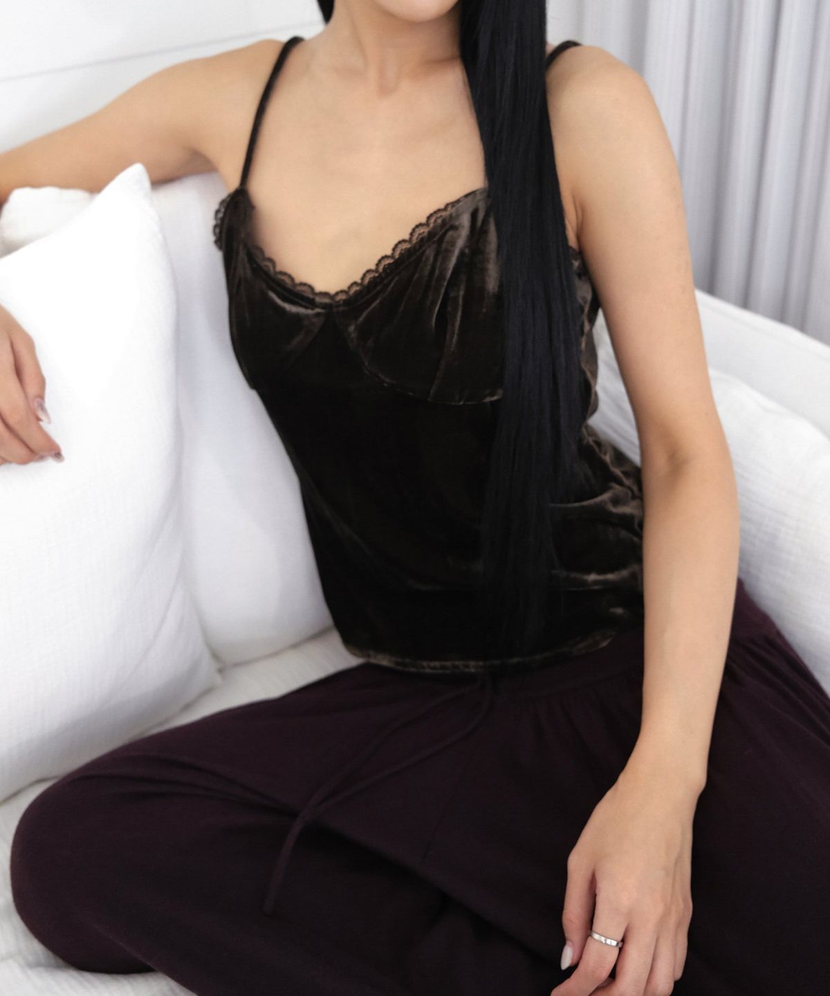 오오티엔(OOTN) VELVET CAMISOLE [KHAKI]