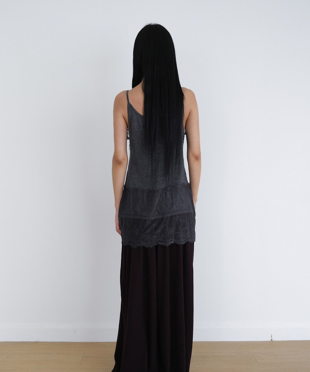 오오티엔(OOTN) LACE LONG KNIT CAMISOLE [CHARCOAL]
