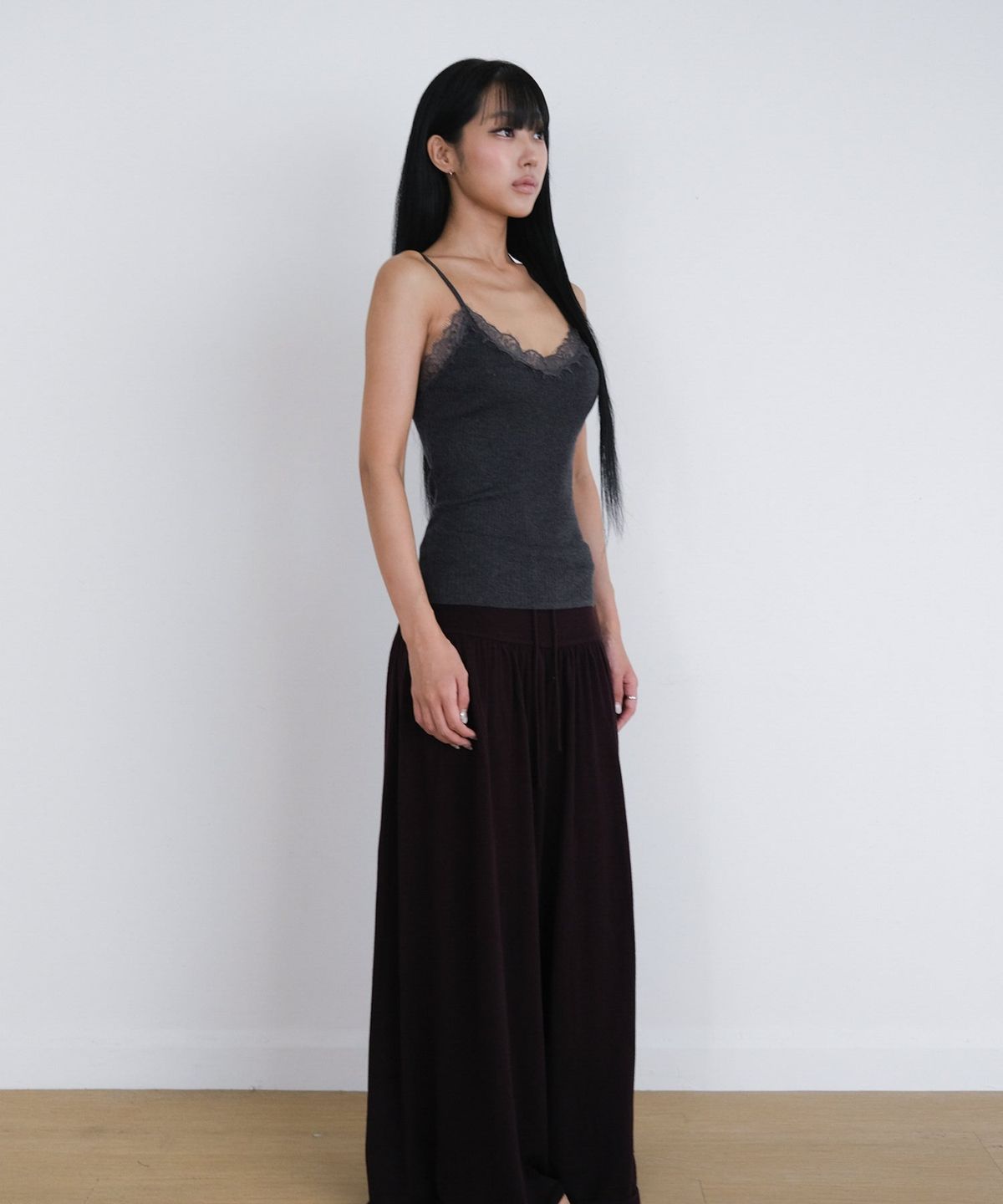 오오티엔(OOTN) LACE KNIT CAMISOLE [CHARCOAL]