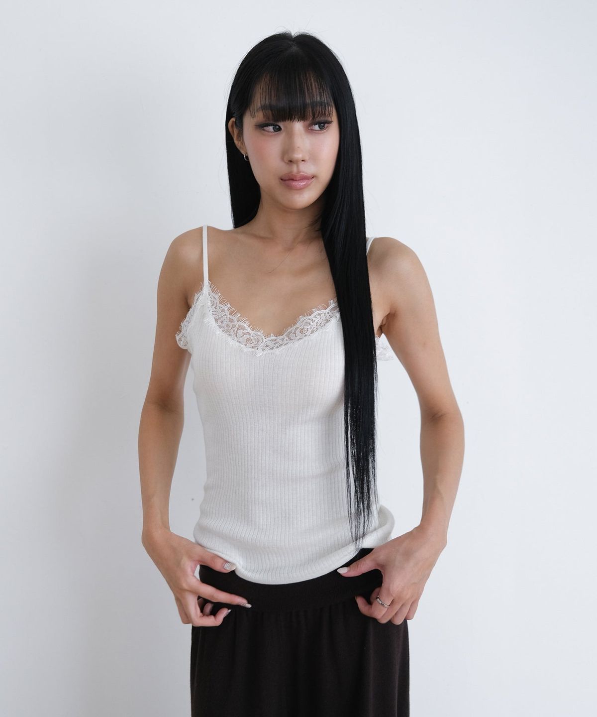 오오티엔(OOTN) LACE KNIT CAMISOLE [IVORY]
