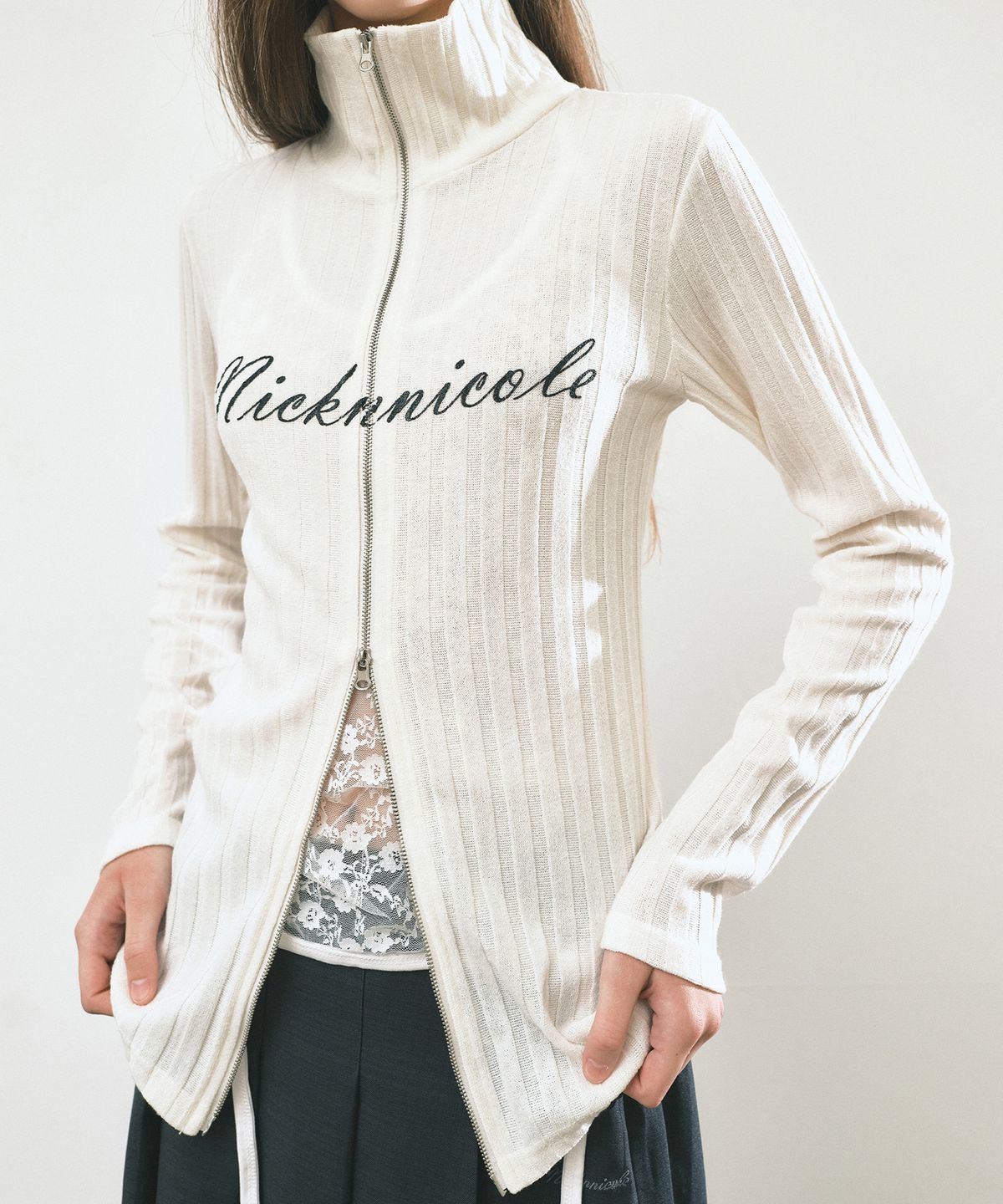 닉앤니콜(NICK&NICOLE) NICOLE HIGH NECK ZIP-UP TOP_IVORY