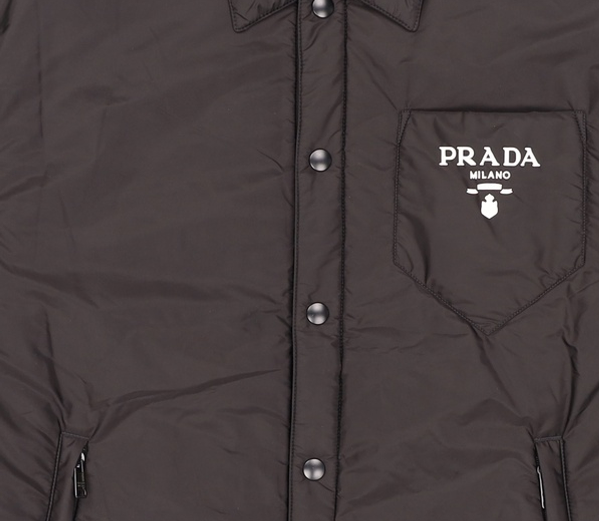 프라다(PRADA) 남성 로고 리 나일론 다운 재킷 - 블랙 / SGN9141WQ9F0002 L