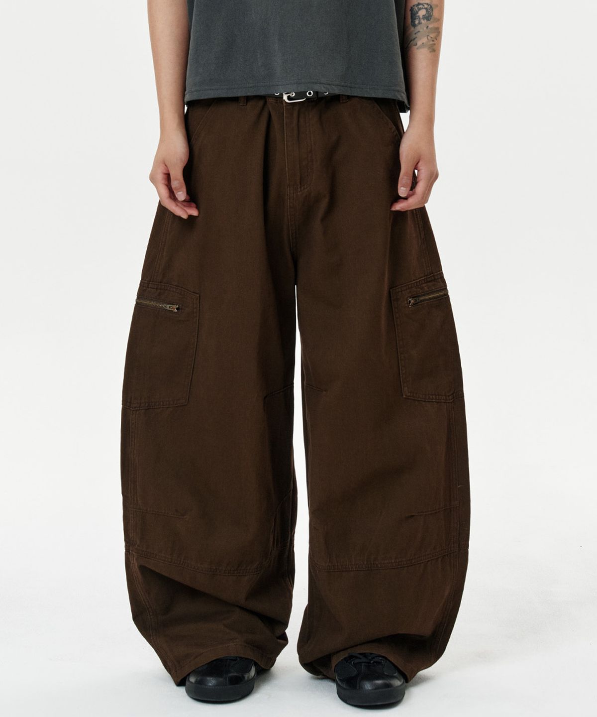 딥센스(DEEP SENSE) Side Zip Pocket Curved Pants - brown