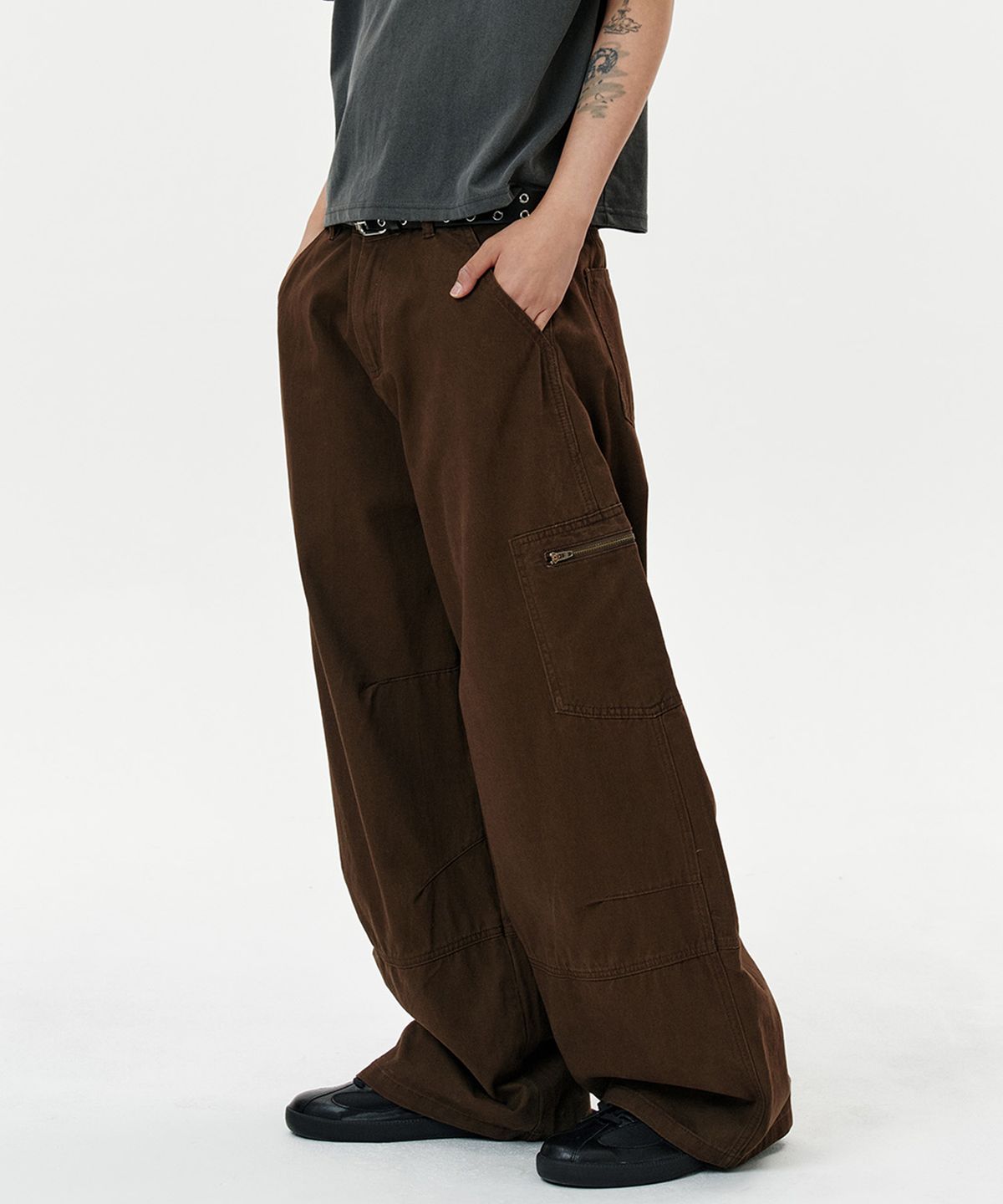 딥센스(DEEP SENSE) Side Zip Pocket Curved Pants - brown