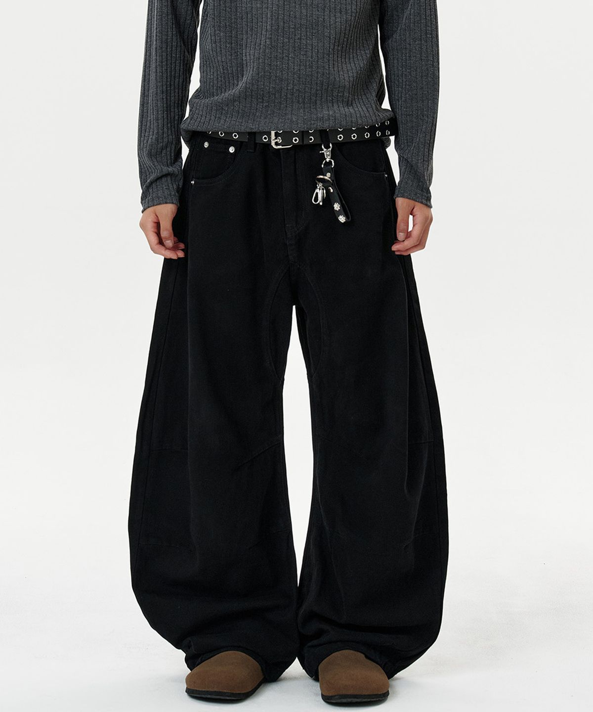 딥센스(DEEP SENSE) Rivet Slit Curved Pants - black