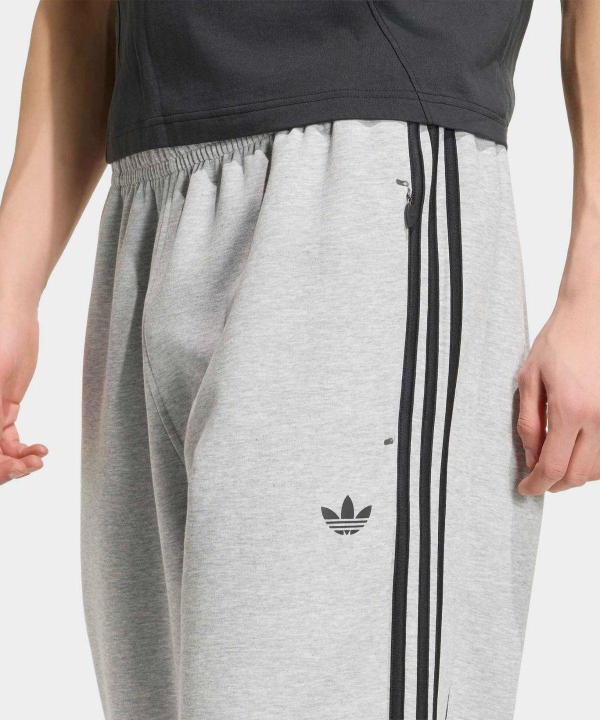 아디다스(ADIDAS) 스페이서 팀가이스트 26 컷라인 오픈 헴 팬츠 - 미디엄그레이헤더 / KR7073