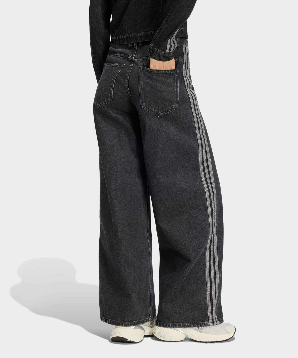 아디다스(ADIDAS) 하이라이즈 와이드 레그 데님 팬츠 - 블랙 / KQ6469