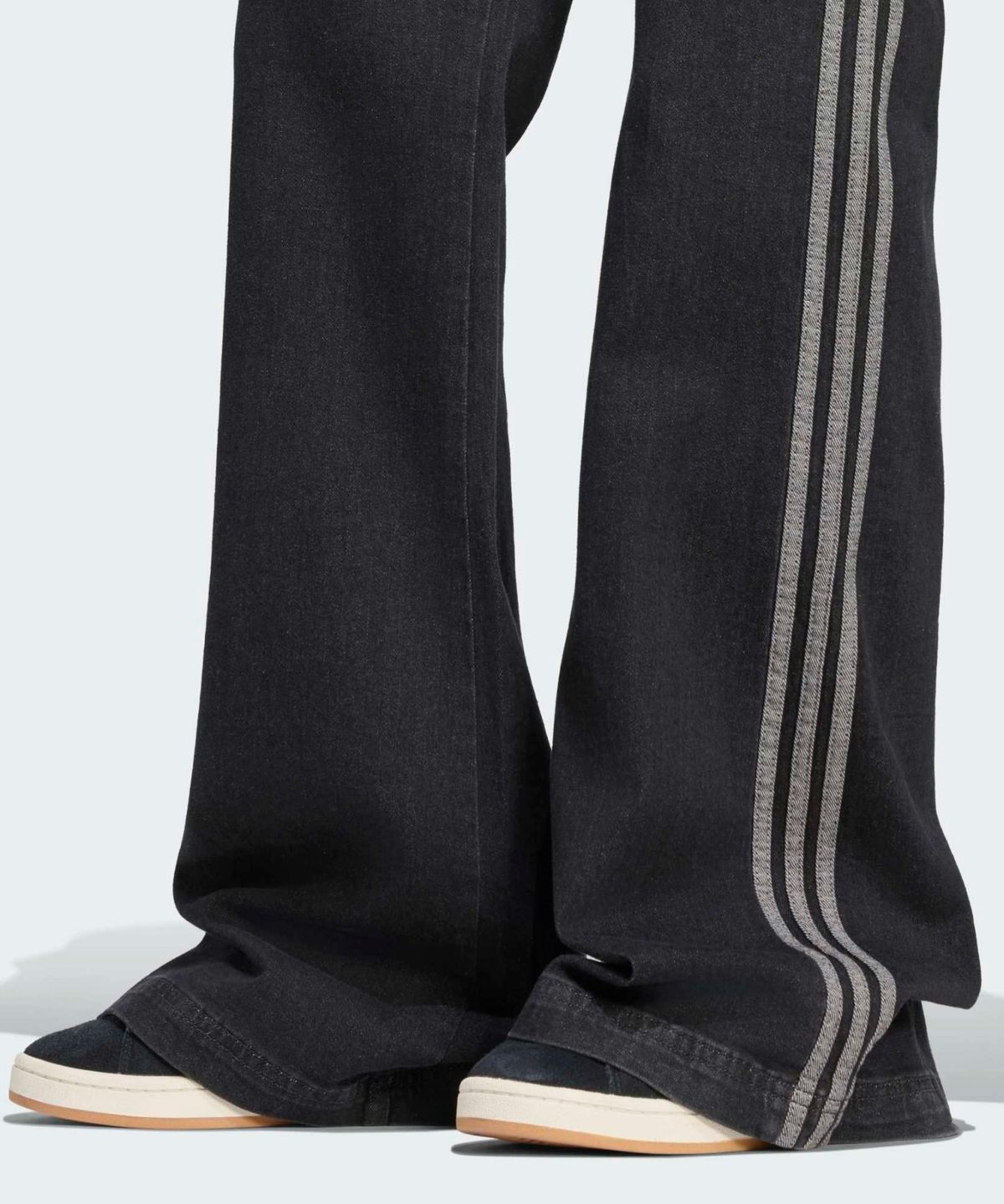 아디다스(ADIDAS) SST 로우 라이즈 플레어드 레그 데님 팬츠 - 블랙 / KS9214