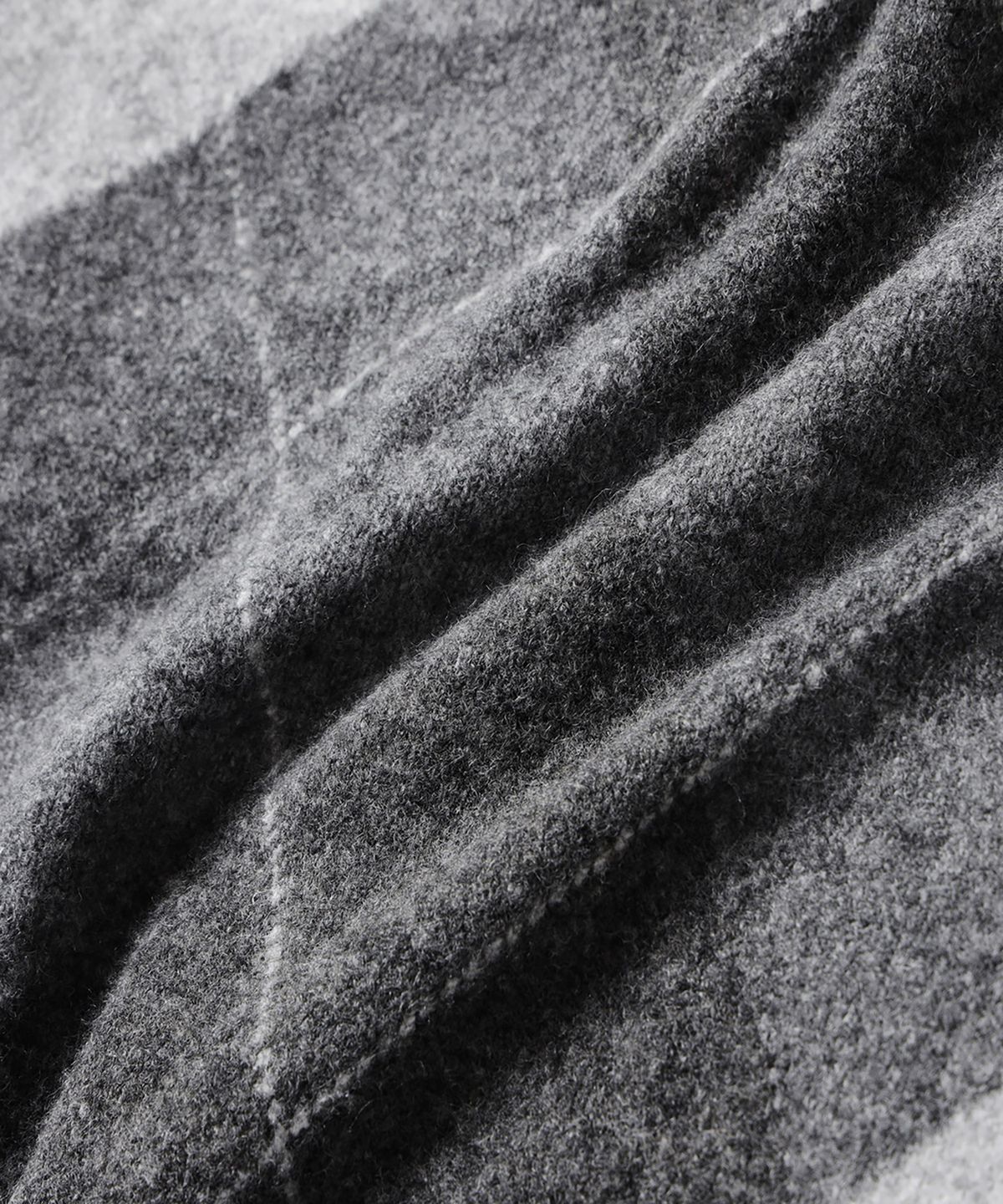 테일던(TAILDERN) Reilly Hairy Argyle V-neck Sweater Grey