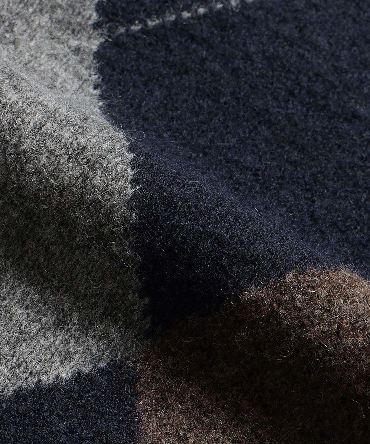 테일던(TAILDERN) Reilly Hairy Argyle V-neck Sweater Navy