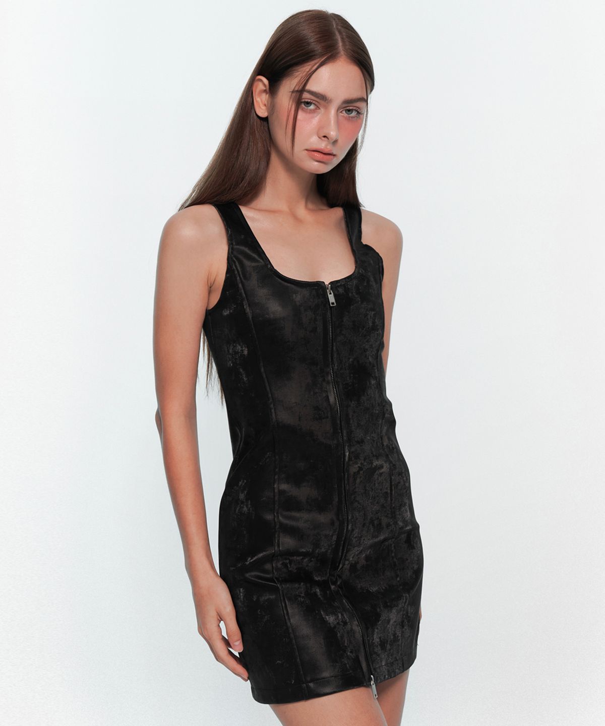 유움(UUM) TWOWAY LEATHER ONE-PIECE BLACK