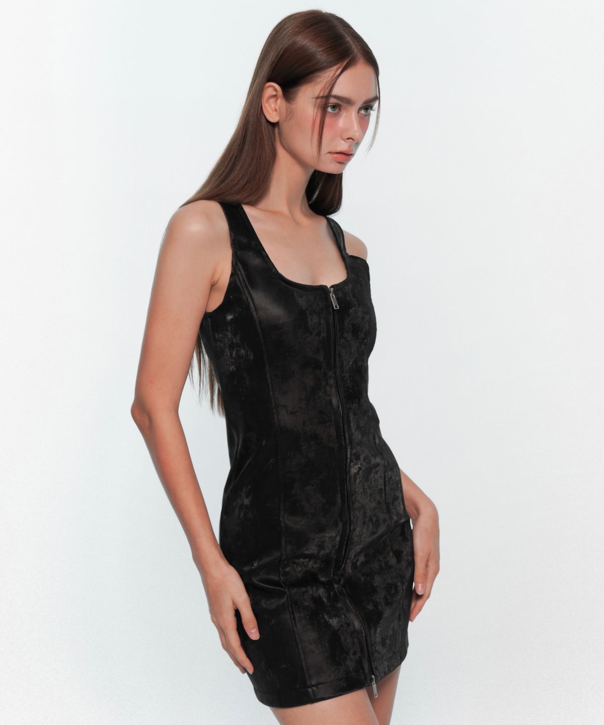 유움(UUM) TWOWAY LEATHER ONE-PIECE BLACK