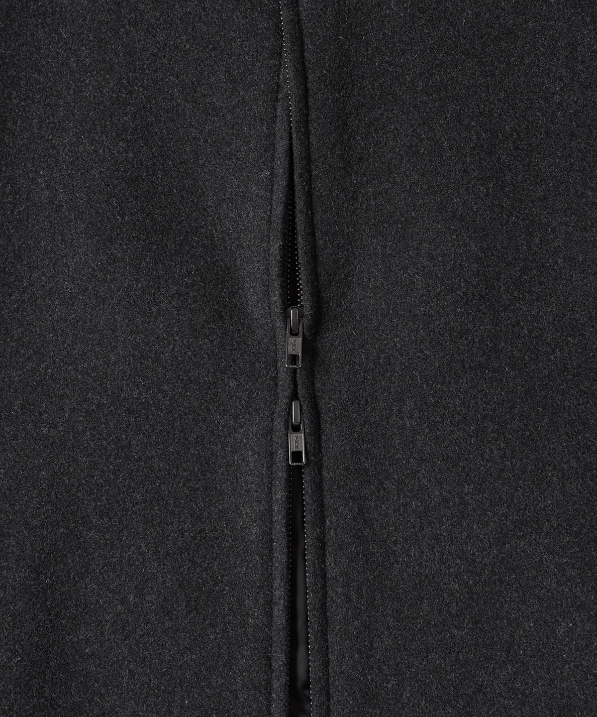 테일던(TAILDERN) Auster High Neck Blouson Charcoal