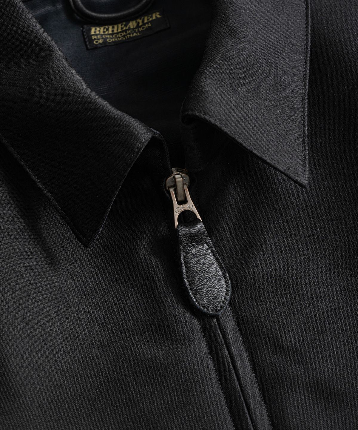 비헤비어(BEHEAVYER) SILK WOOL ZIP BLOUSON satin black