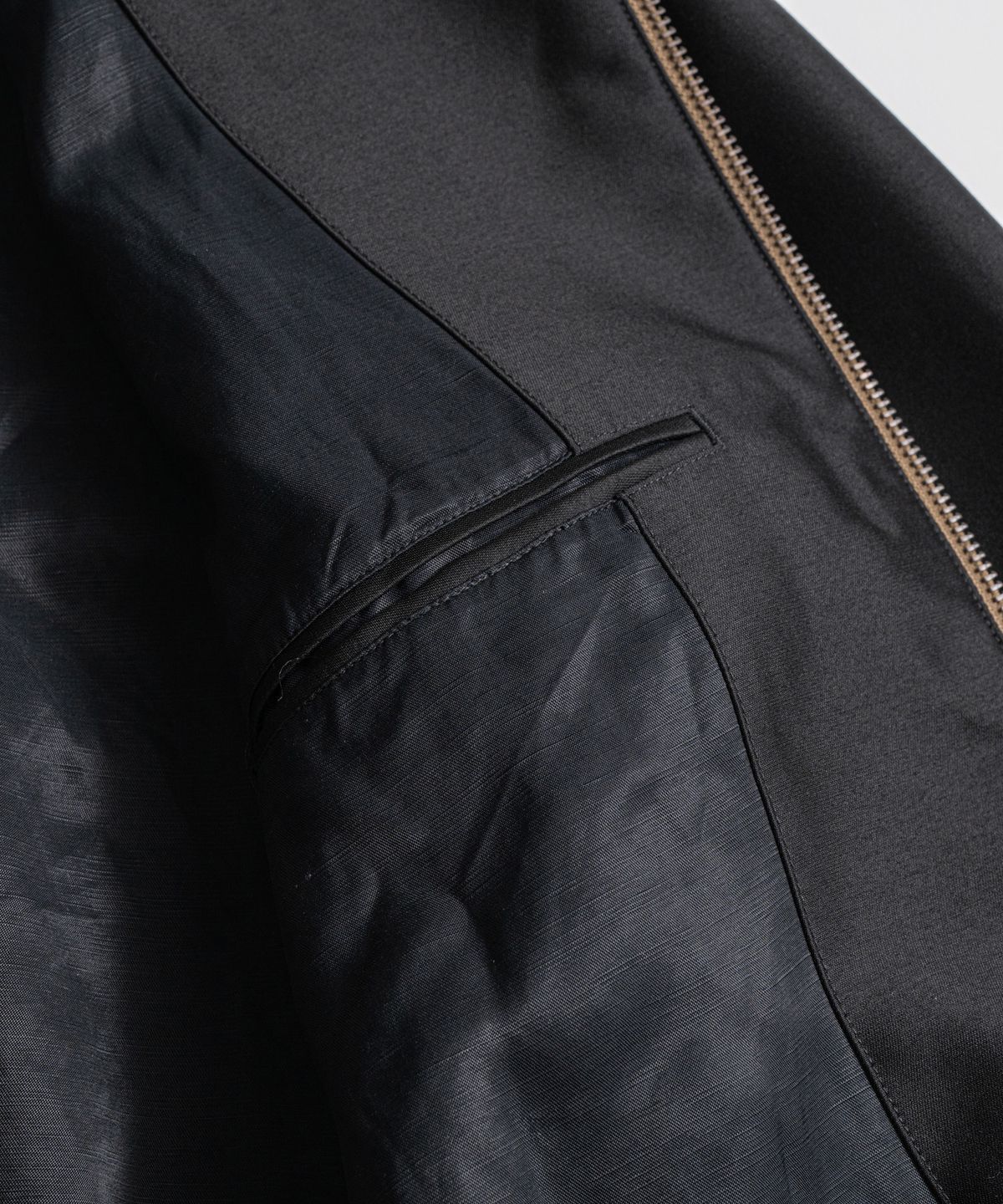 비헤비어(BEHEAVYER) SILK WOOL ZIP BLOUSON satin black