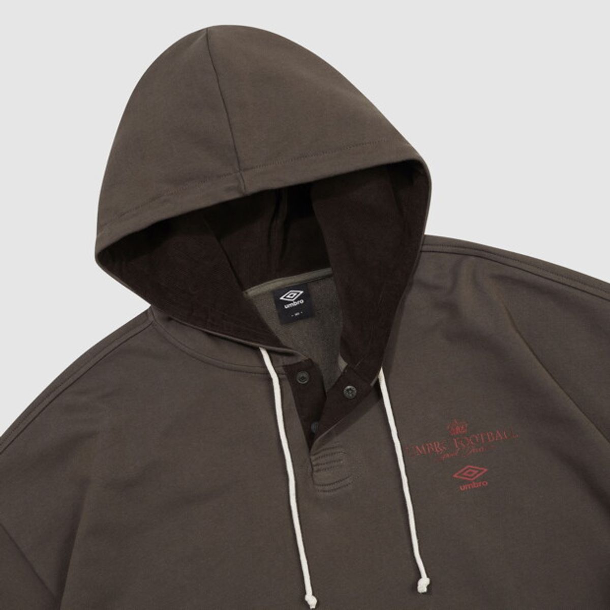 엄브로(UMBRO) 더비클럽 헨리넥 후드 티셔츠 브라운 UR311CHD93