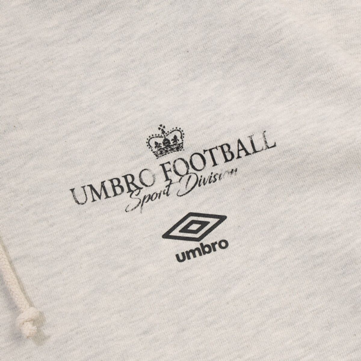 엄브로(UMBRO) 더비클럽 헨리넥 후드 티셔츠 아이보리 UR311CHD93