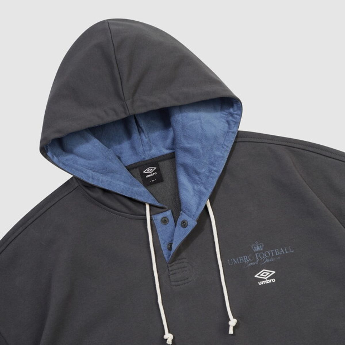 엄브로(UMBRO) 더비클럽 헨리넥 후드 티셔츠 챠콜 UR311CHD93