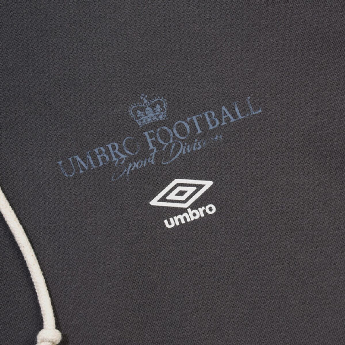 엄브로(UMBRO) 더비클럽 헨리넥 후드 티셔츠 챠콜 UR311CHD93