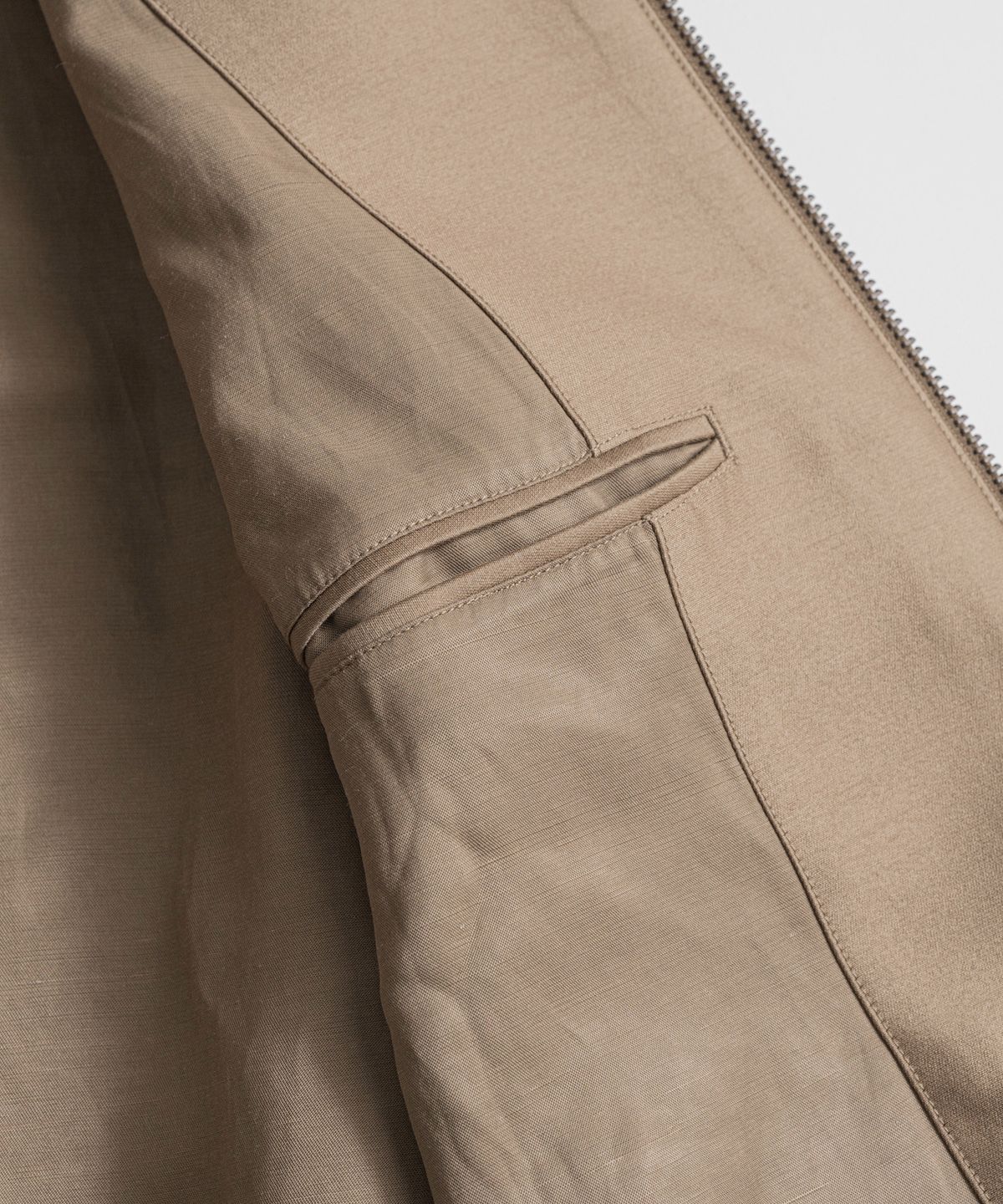비헤비어(BEHEAVYER) SILK WOOL ZIP BLOUSON taupe