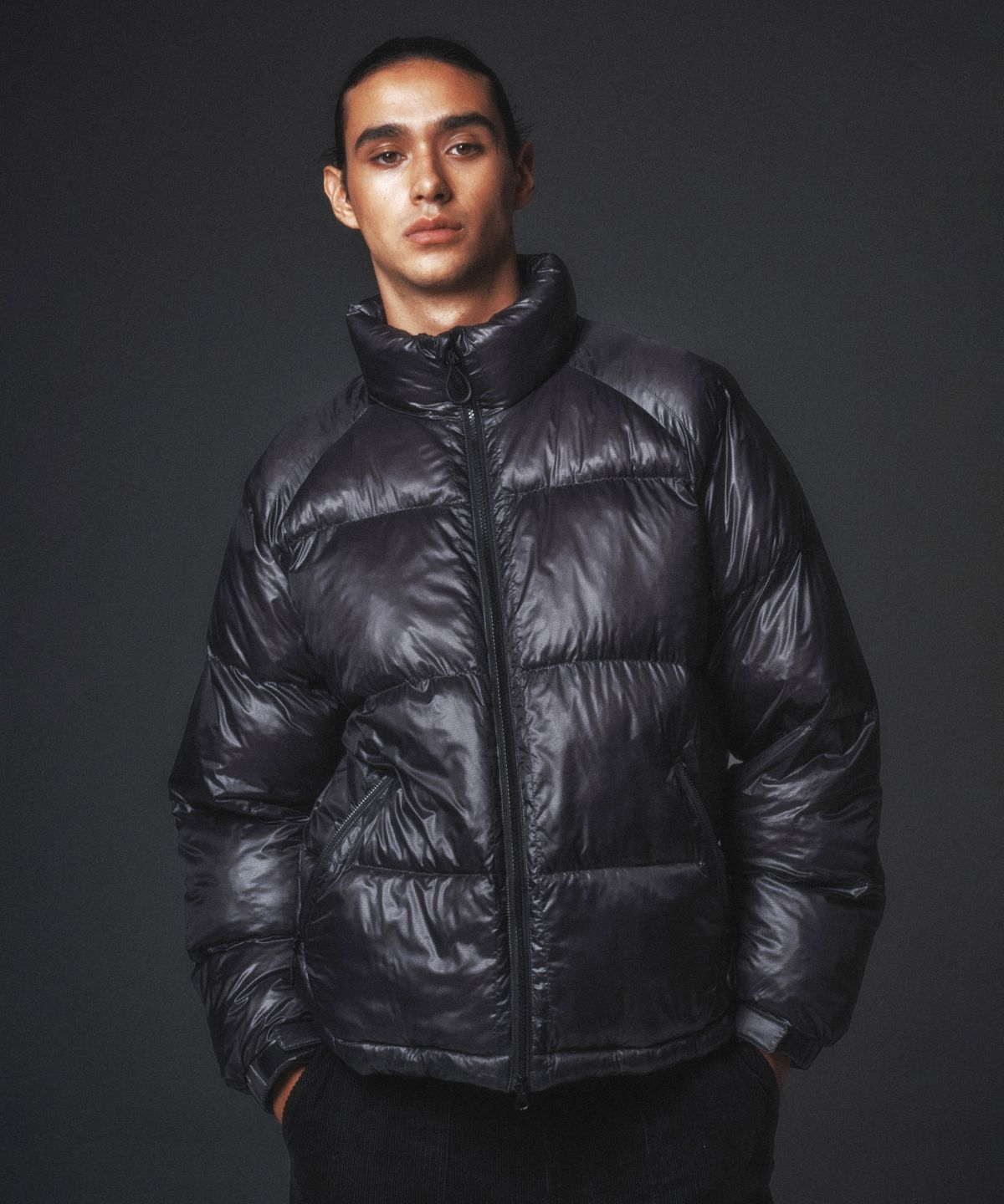 칼라파타르(KALAPATTHAR) AIR PUFFER STAND COLLAR JACKET - CHARCOAL