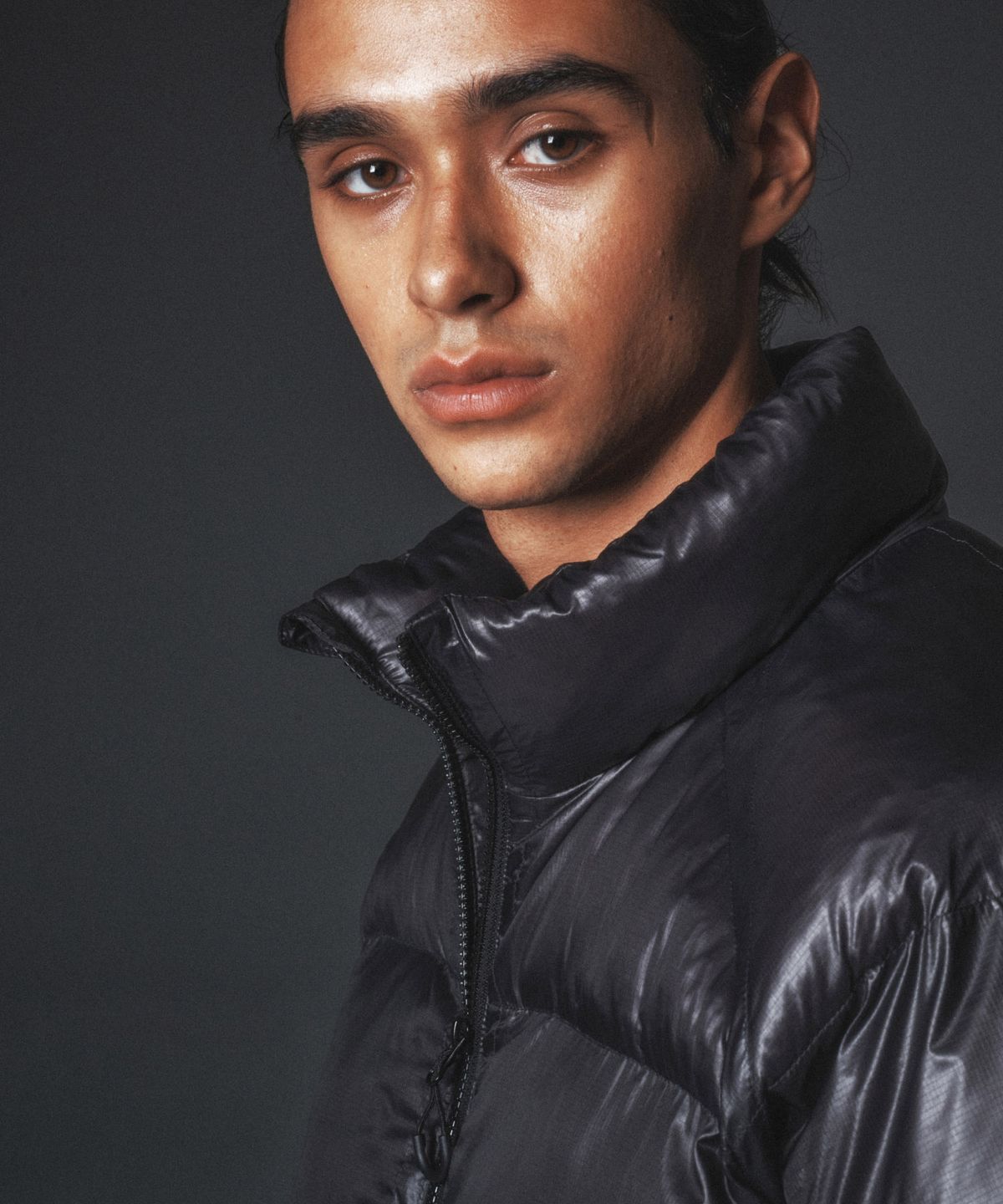 칼라파타르(KALAPATTHAR) AIR PUFFER STAND COLLAR JACKET - CHARCOAL