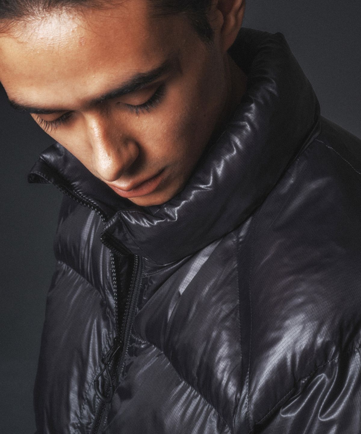 칼라파타르(KALAPATTHAR) AIR PUFFER STAND COLLAR JACKET - CHARCOAL