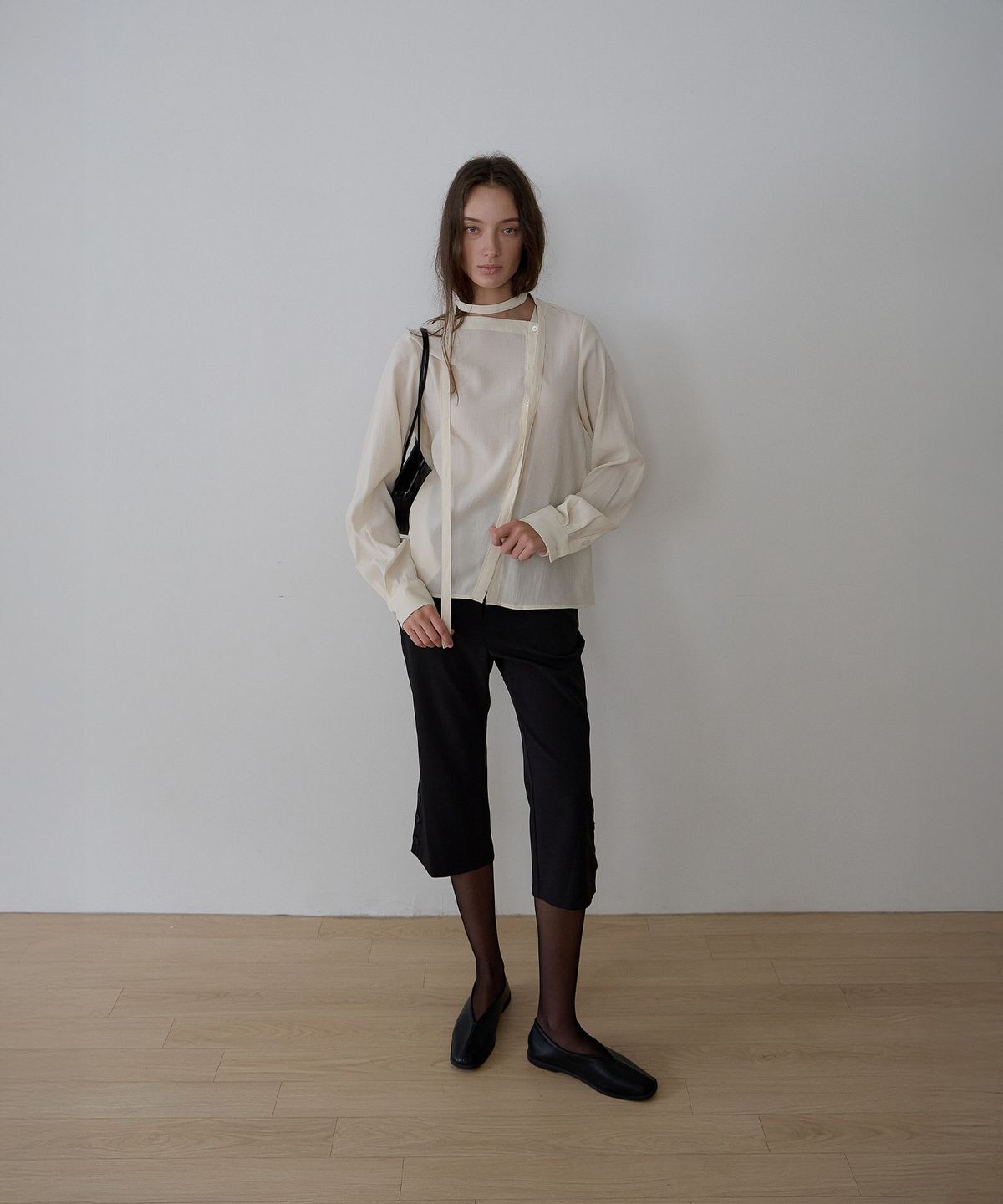 가더(GARDER) String Button Blouse (Beige)