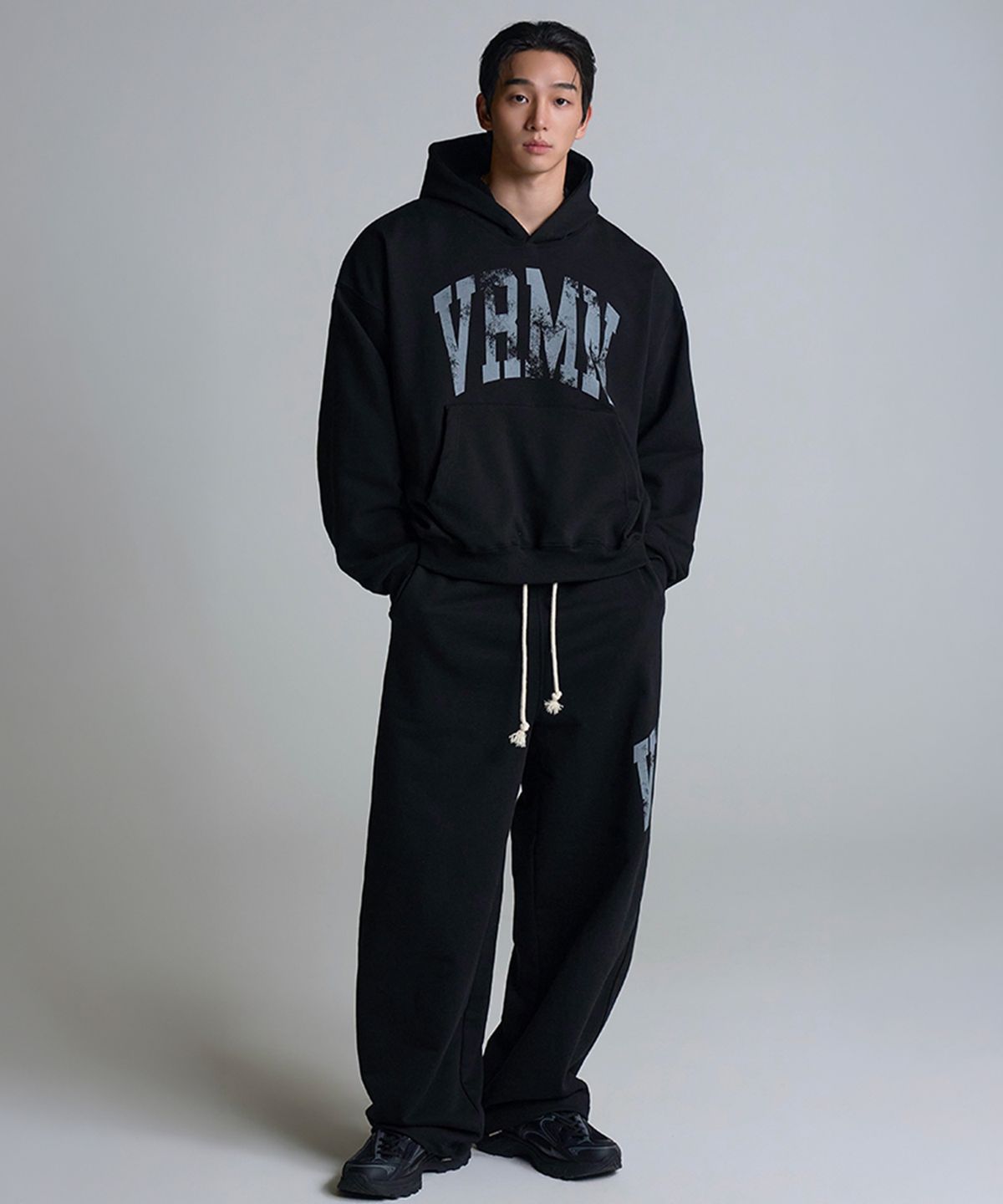 베르만 어패럴(VERMANN APPAREL) VRMN 오버핏 스웨트 후드 티셔츠 블랙