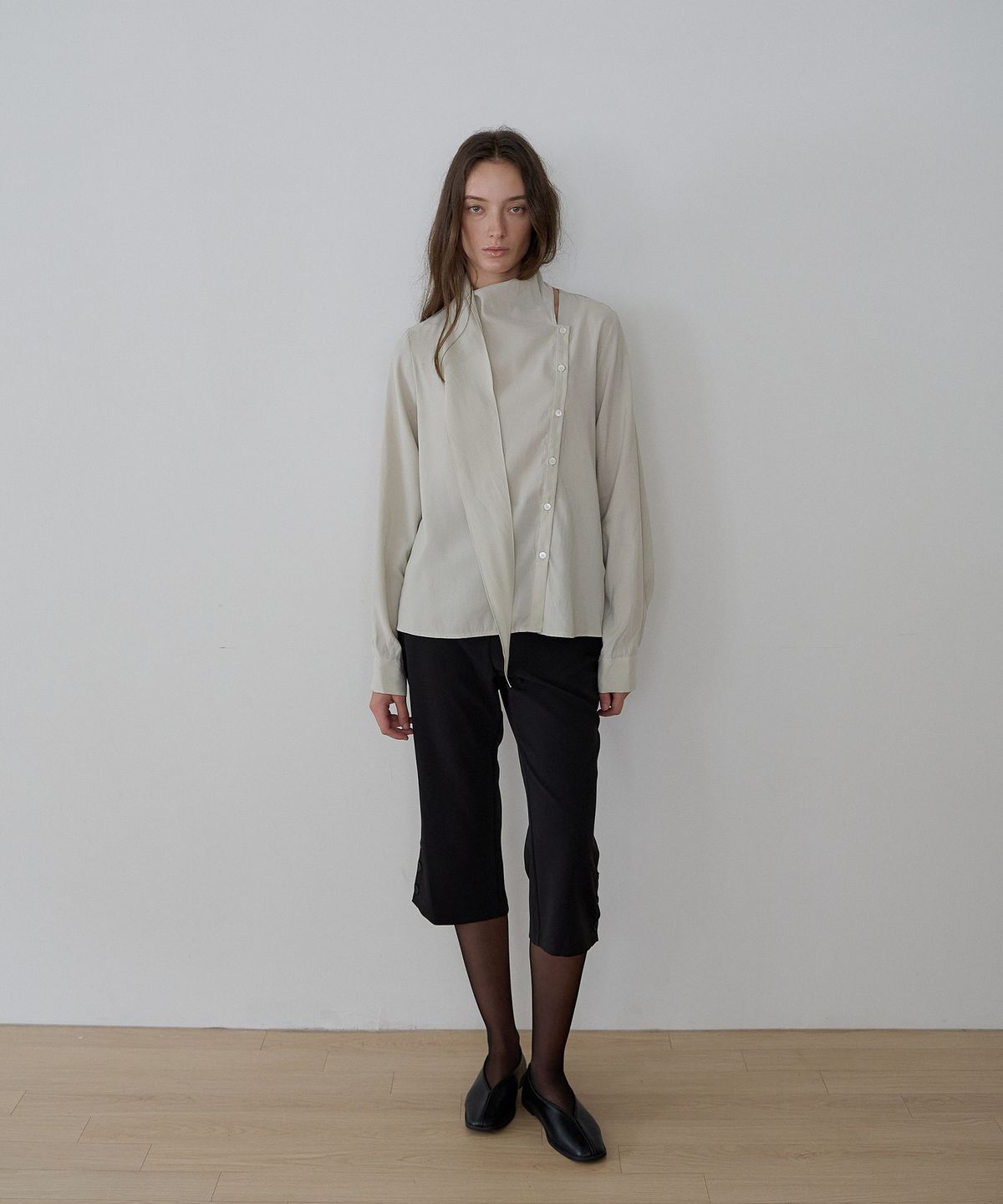 가더(GARDER) Awe Tie Blouse (Olive)