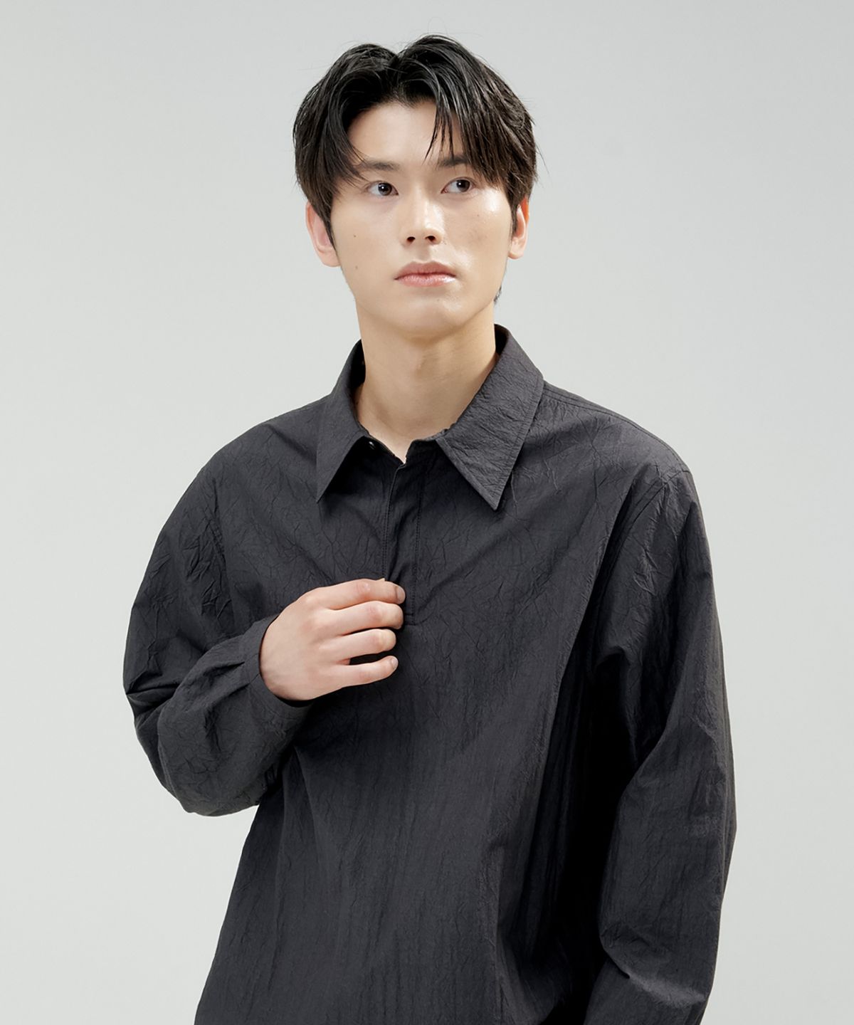 오아노(OANO) CREASE POPOVER SHIRT / BLACK
