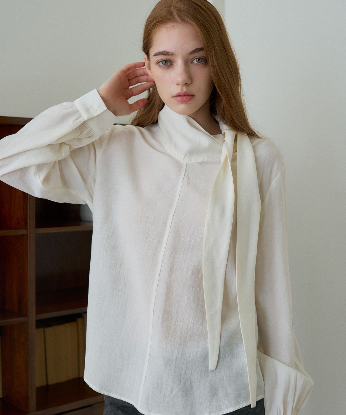 헤인트(HAINT) SELA DRAPED HIGH NECK TIE BLOUSE_IVORY