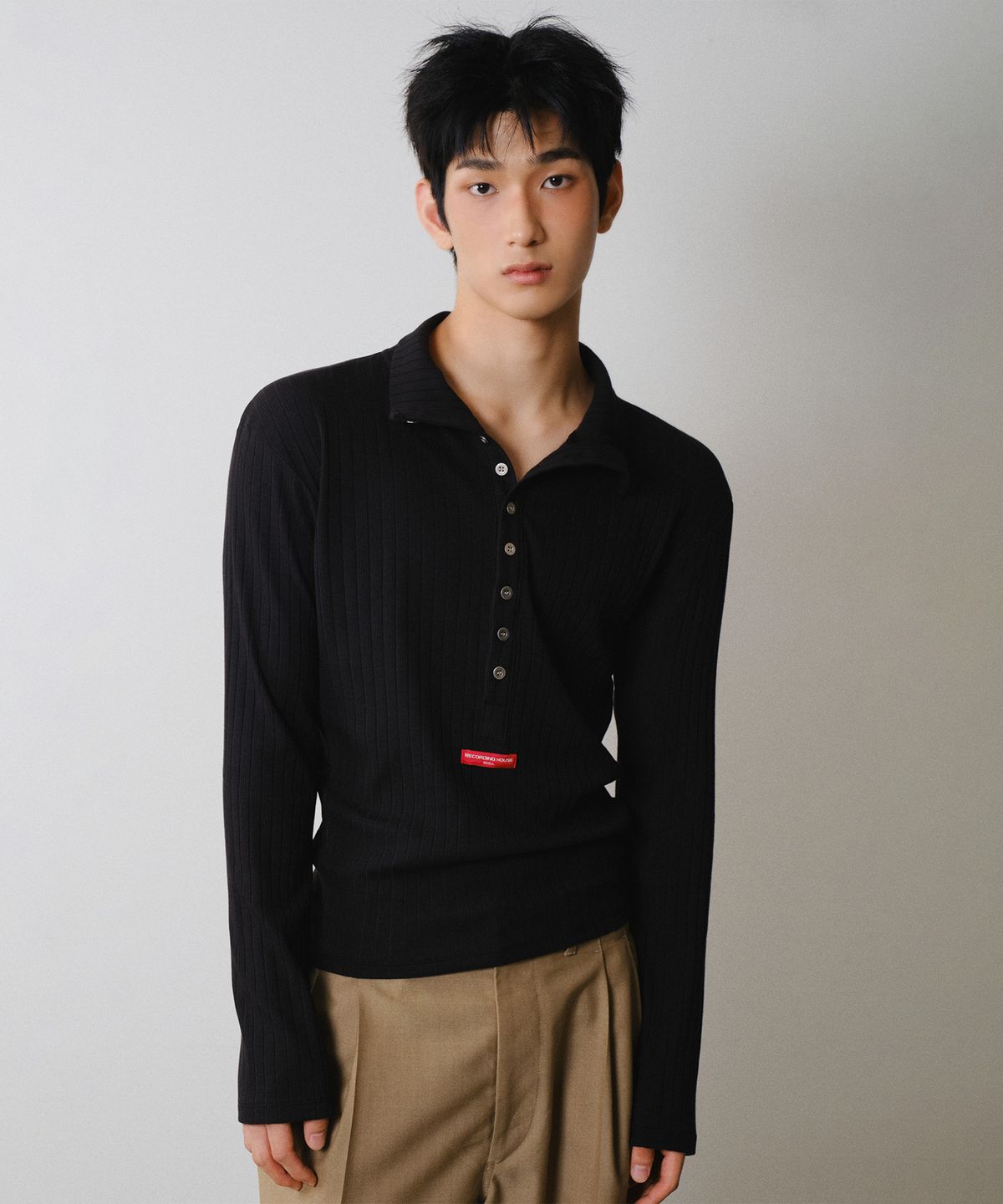 레코딩하우스(RECORDINGHOUSE) REC BUTTON TURTLE-NECK [BLACK]