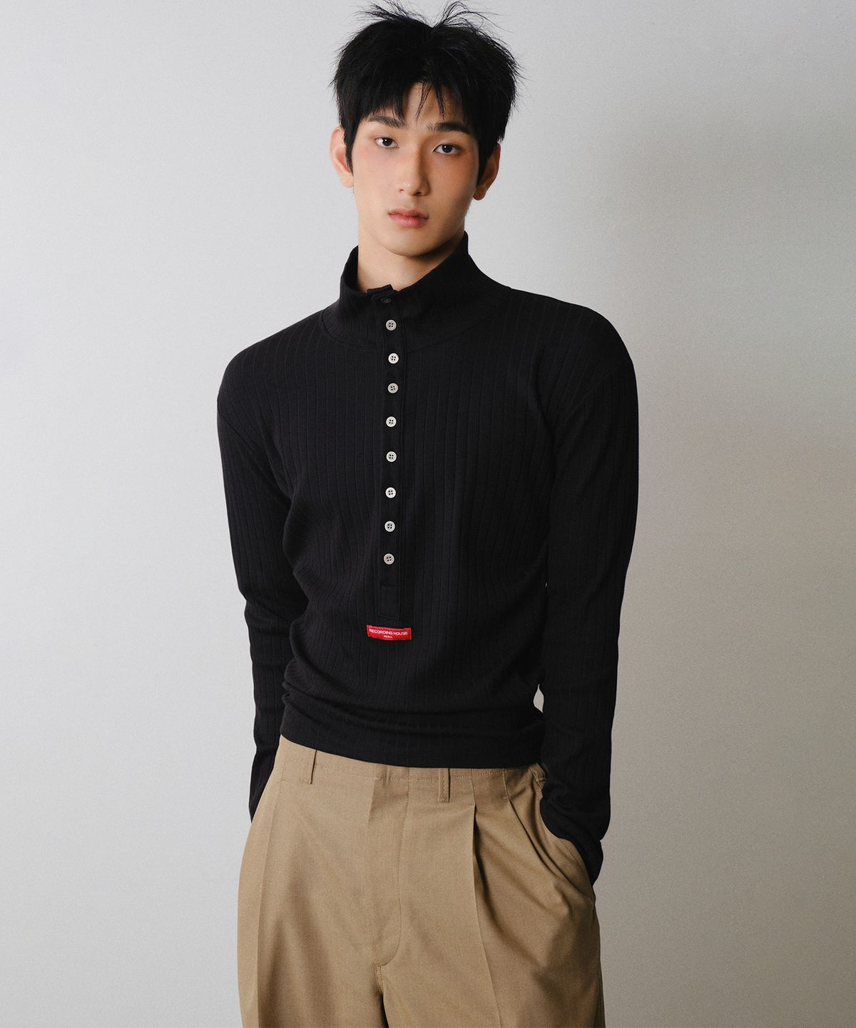 레코딩하우스(RECORDINGHOUSE) REC BUTTON TURTLE-NECK [BLACK]