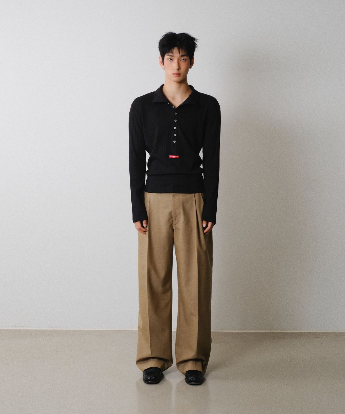 레코딩하우스(RECORDINGHOUSE) REC BUTTON TURTLE-NECK [BLACK]