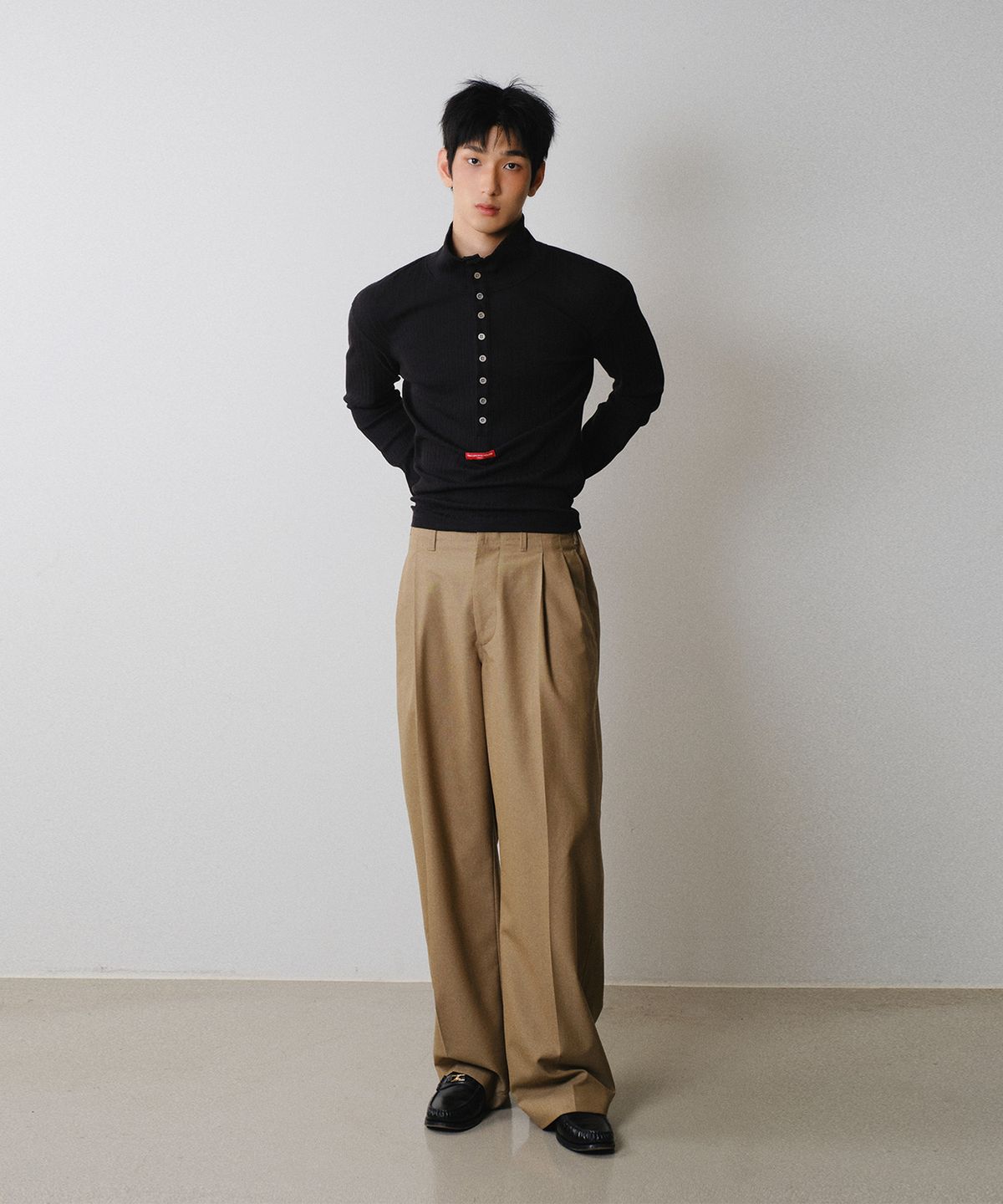 레코딩하우스(RECORDINGHOUSE) REC BUTTON TURTLE-NECK [BLACK]