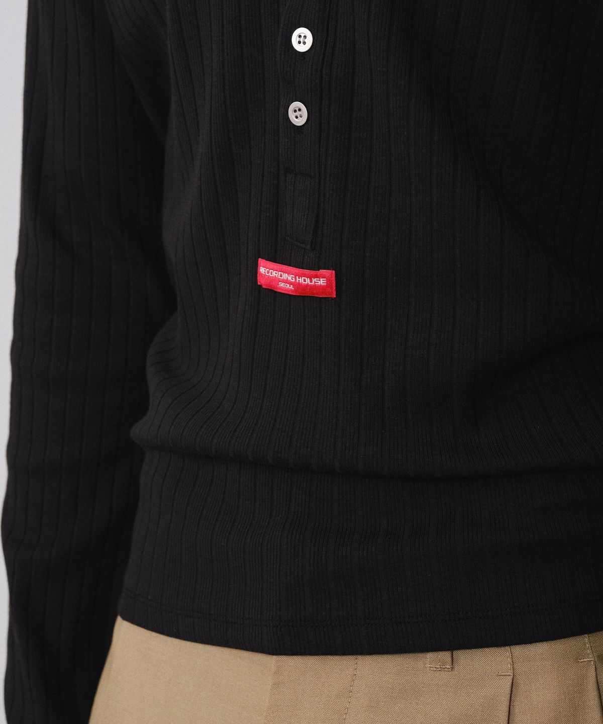 레코딩하우스(RECORDINGHOUSE) REC BUTTON TURTLE-NECK [BLACK]